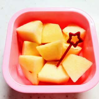 りんご（砂糖水につけて、お弁当のデザートに♪）